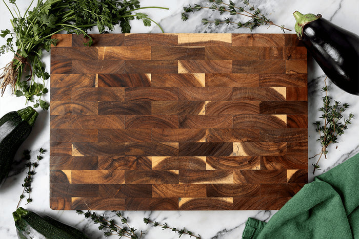 Billot de cuisine Wusaki en bois d'acacia damier 43 x 30,5 x 3,5cm