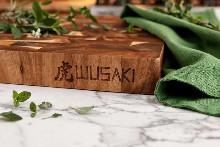 Billot de cuisine Wusaki en bois d'acacia damier 43 x 30,5 x 3,5cm