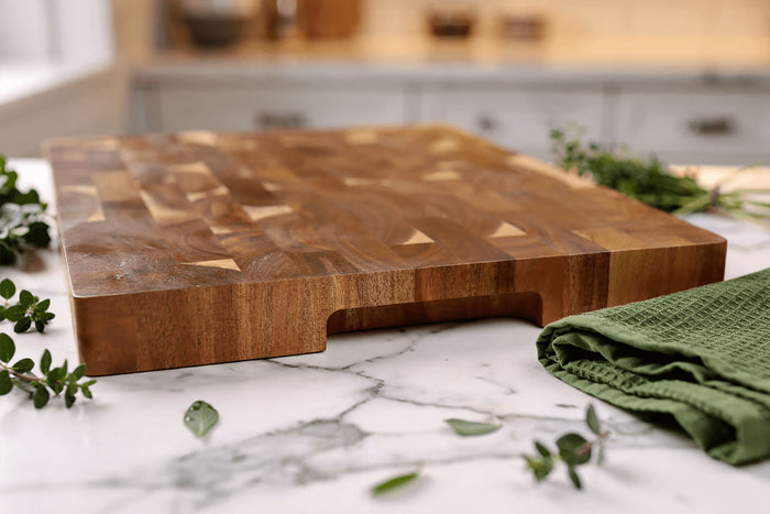 Billot de cuisine Wusaki en bois d'acacia damier 43 x 30,5 x 3,5cm