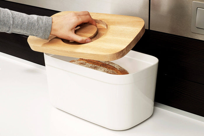 Boîte à pain avec couvercle réversible en bambou Joseph Joseph Bread Bin blanche