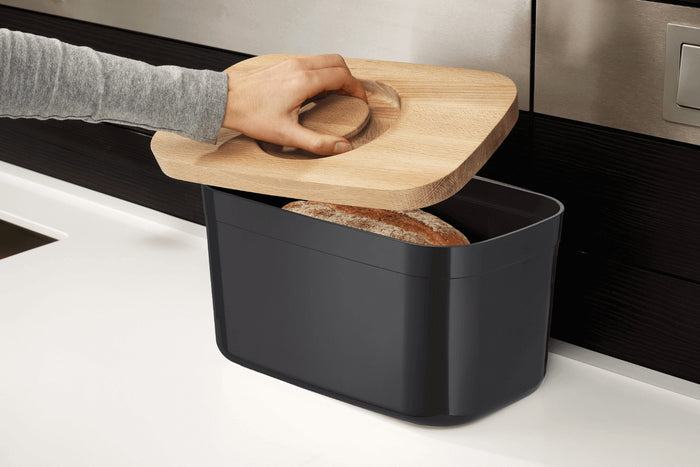 Boîte à pain Joseph Joseph en polypropylène noir avec couvercle en bambou