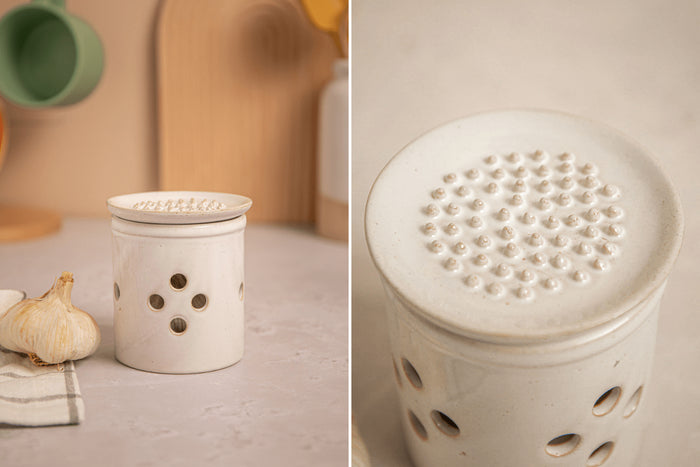 Boîte de conservation d'ails KitchenCraft Idilica en grès crème + couvercle à râpe intégrée