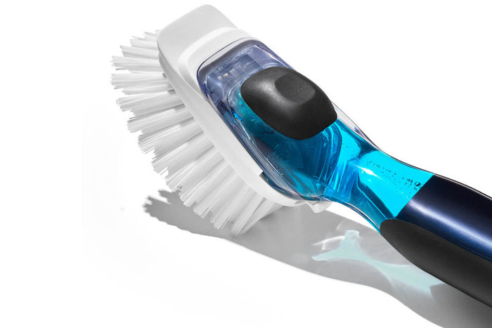 Brosse à vaisselle Oxo distributrice de savon