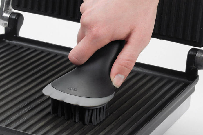 Brosse pour grille rainurée OXO avec racloir