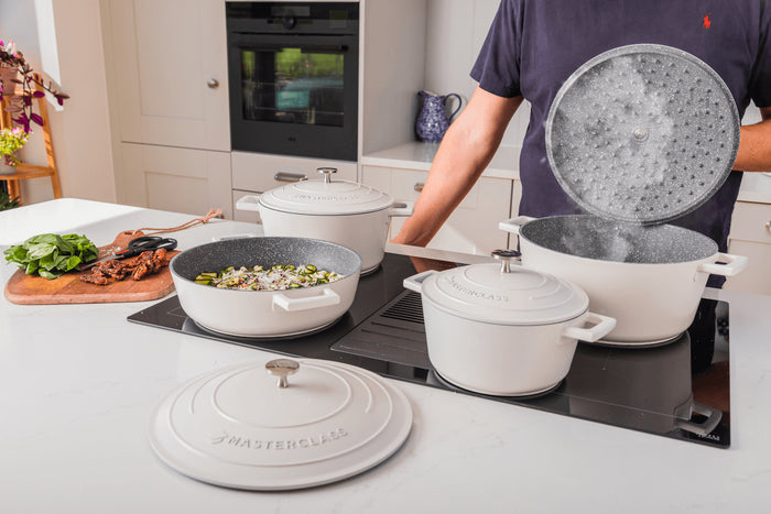 Cocotte MasterClass compatible induction en fonte d'aluminium blanc crème 4L