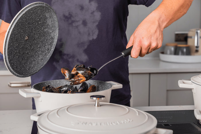 Cocotte MasterClass compatible induction en fonte d'aluminium blanc crème 4L
