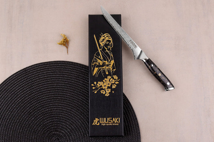 Couteau à désosser Wusaki Sakin Damas 10Cr 15cm manche en fibre de carbone et feuille d'or