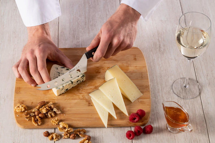 Couteau à fromage Arcos Universal lame ajourée 14,5cm manche en POM riveté