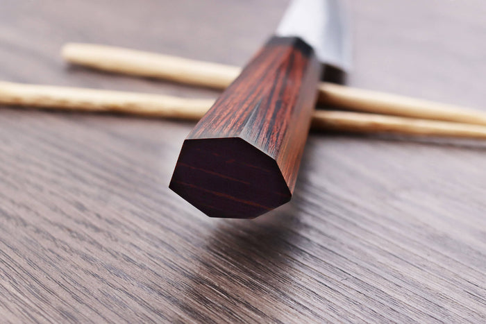 Couteau à pain japonais Kanetsugu Heptagon Uto martelé 21cm