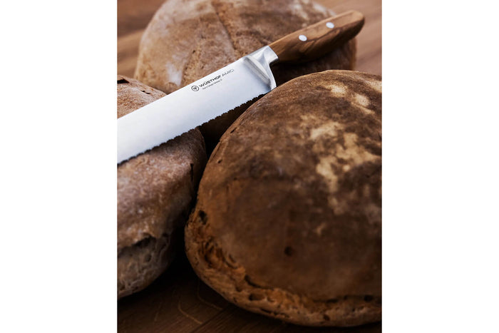 Couteau à pain Wüsthof Amici forgé 23cm en bois d'olivier