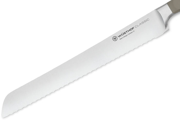Couteau à pain Wusthof Classic Colour Velvet Oyster forgé lame micro-dentelée 23cm
