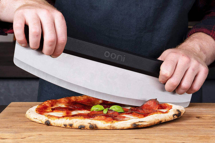 Couteau à pizza demi-lune Ooni lame 35cm en acier inoxydable
