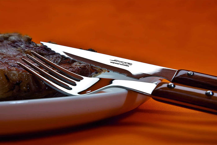 Couteau à steak Arcos Gregorio manche bois lame crantée 11cm
