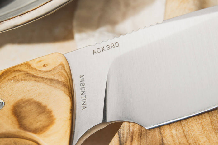 Couteau Böker Arbolito Vultur 02BA415 lame en acier 9,8cm manche en bois d'olivier + étui en cuir