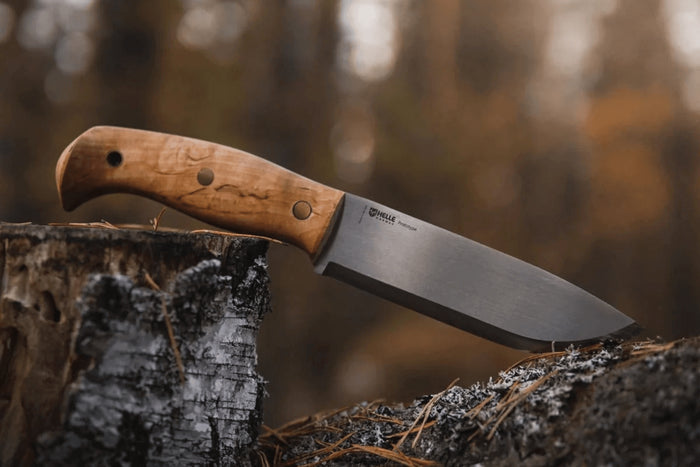 Couteau Helle Nord H670 lame en acier 14,7cm manche en bouleau frisé + étui en cuir