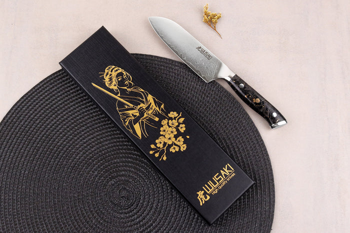 Couteau ko-santoku Wusaki Sakin Damas 10Cr 13cm manche en fibre de carbone et feuille d'or