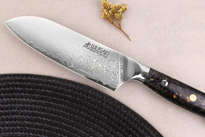 Couteau ko-santoku Wusaki Sakin Damas 10Cr 13cm manche en fibre de carbone et feuille d'or