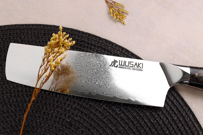 Couteau nakiri Wusaki Sakin Damas 10Cr 17cm manche en fibre de carbone et feuille d'or