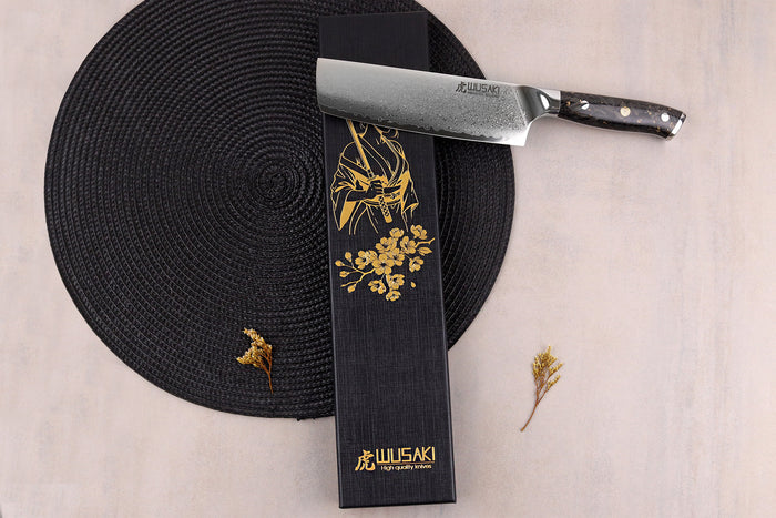 Couteau nakiri Wusaki Sakin Damas 10Cr 17cm manche en fibre de carbone et feuille d'or
