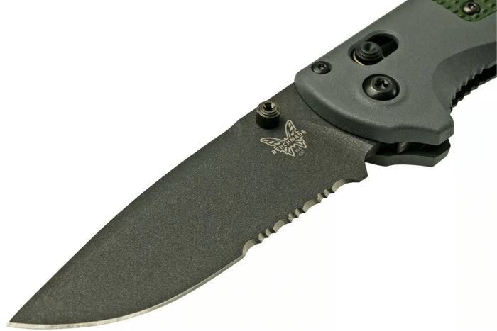 Couteau pliant Benchmade Redoubt 430SBK lame semi-dentelée manche Grivory gris/vert 12cm