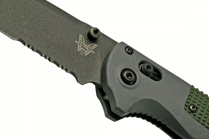 Couteau pliant Benchmade Redoubt 430SBK lame semi-dentelée manche Grivory gris/vert 12cm