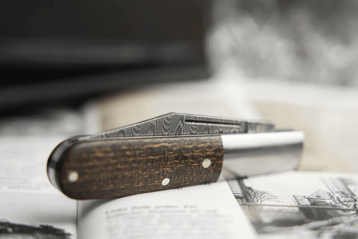 Couteau pliant Böker Barlow M4 Sherman Damas 110038DAM manche en micarta marron et inox 8,8cm + étui feutre