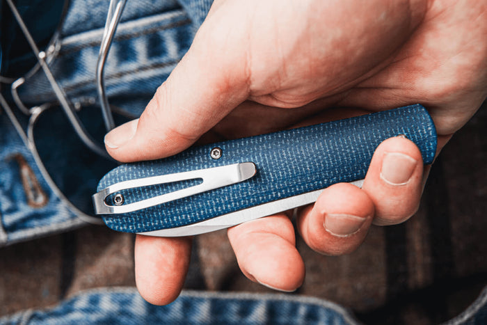 Couteau pliant Böker Coffin Denim 112944 manche en micarta bleu 10,7cm