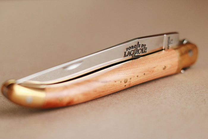 Couteau pliant Forge de Laguiole manche en bois de genévrier 11cm mitres en laiton