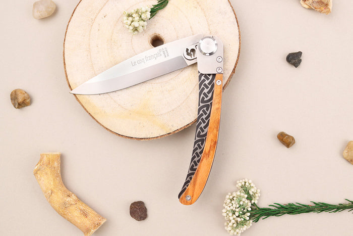 Couteau pliant Le Coq Français Celtic artisanal manche bois d'olivier 11,5cm + étui