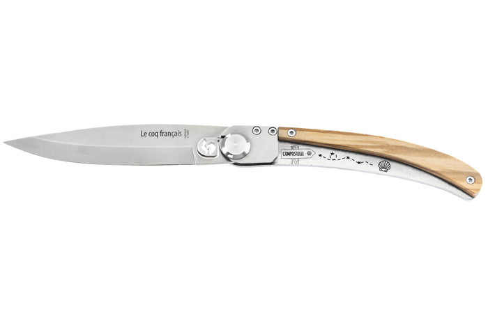 Couteau pliant Le Coq Français Chemin de Saint-Jacques artisanal manche bois d'olivier 11,5cm + étui