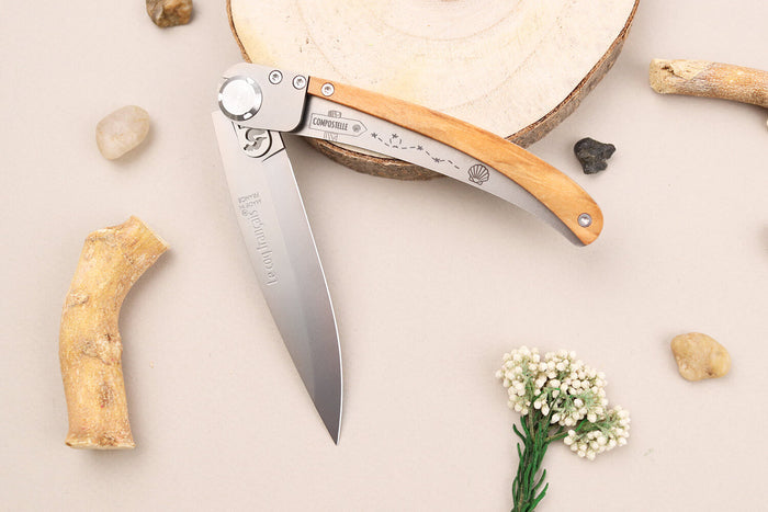 Couteau pliant Le Coq Français Chemin de Saint-Jacques artisanal manche bois d'olivier 11,5cm + étui