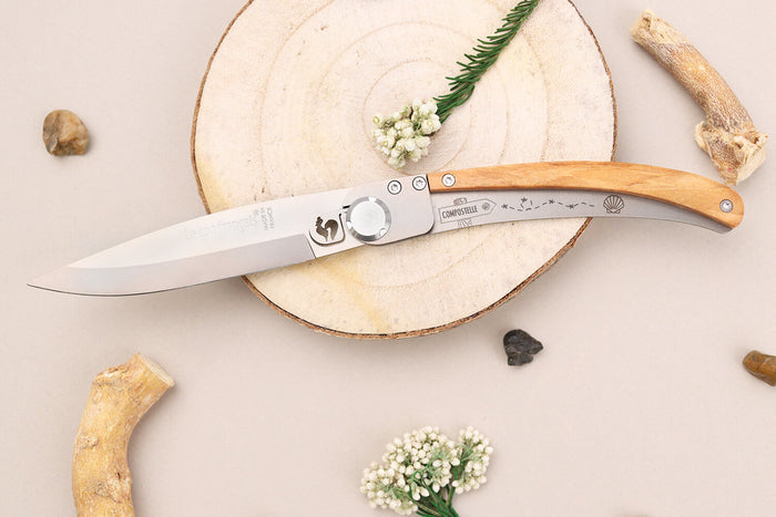 Couteau pliant Le Coq Français Chemin de Saint-Jacques artisanal manche bois d'olivier 11,5cm + étui
