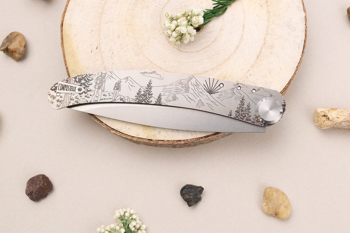 Couteau pliant Le Coq Français Chemin de Saint-Jacques artisanal manche bois d'olivier 11,5cm + étui