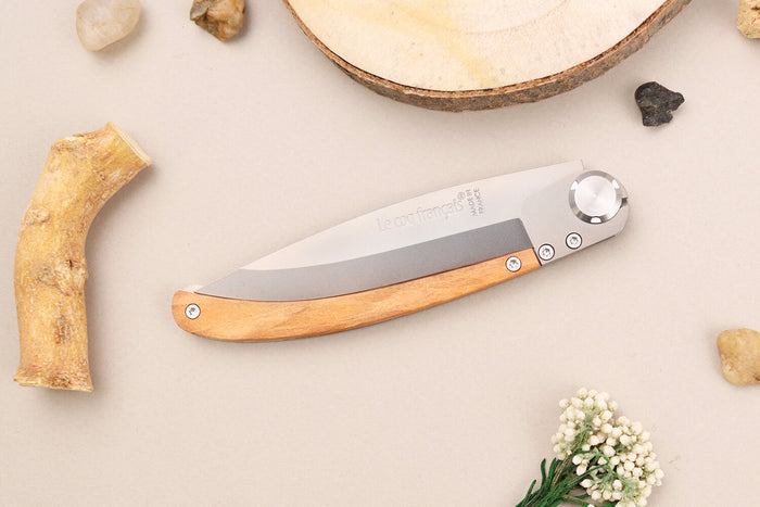 Couteau pliant Le Coq Français Chemin de Saint-Jacques artisanal manche bois d'olivier 11,5cm + étui