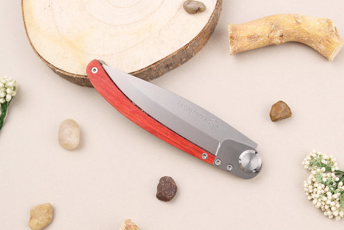 Couteau pliant Le Coq Français Notre Dame de Paris Red Heart artisanal manche bois rouge 11,5cm + étui