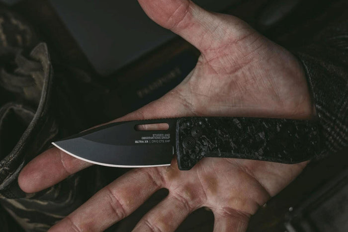 Couteau pliant SOG Ultra XR SGULTRAXRXHPBK manche en fibre de carbone noir 9,1cm