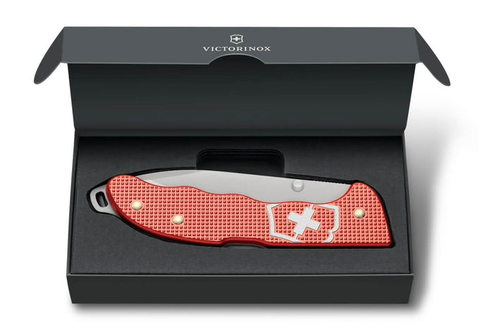 Couteau pliant Victorinox Evoke Alox 0.9415.L25 Édition Limitée 2025 manche alox stone rouge 13,6cm