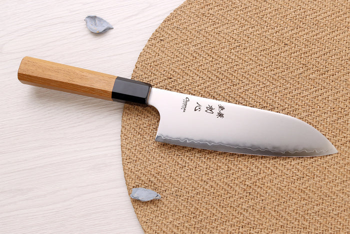 Couteau santoku 16,5cm japonais artisanal Hatsukokoro Chromax manche en teck