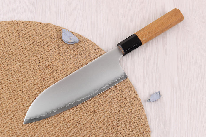 Couteau santoku 16,5cm japonais artisanal Hatsukokoro Chromax manche en teck