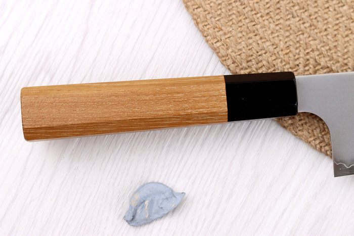 Couteau santoku 16,5cm japonais artisanal Hatsukokoro Chromax manche en teck