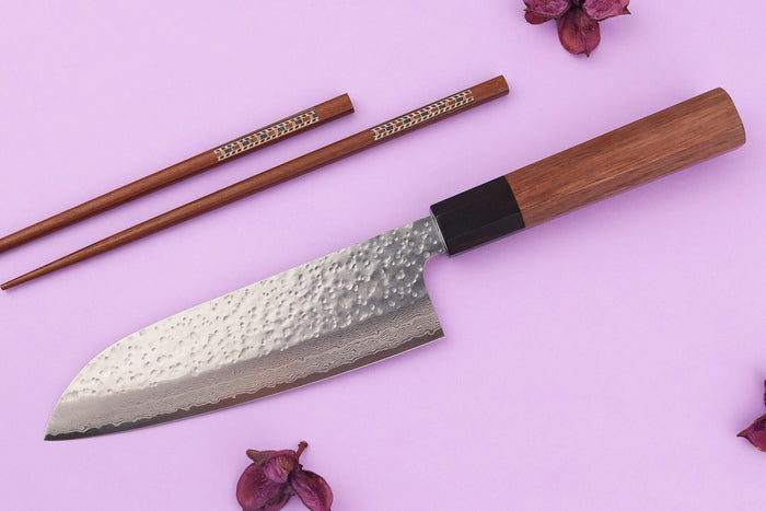 Couteau santoku 16,5cm japonais artisanal Makoto Kurosaki VG7 Damas martelé