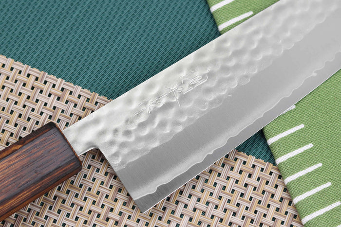 Couteau santoku 16,5cm japonais artisanal Masutani martelé manche en chêne