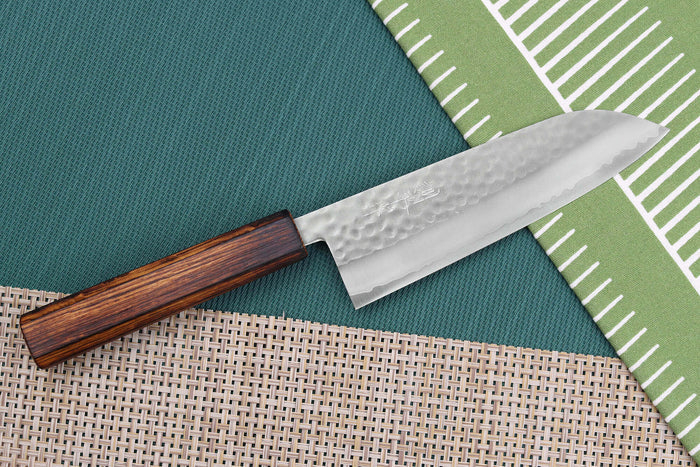 Couteau santoku 16,5cm japonais artisanal Masutani martelé manche en chêne