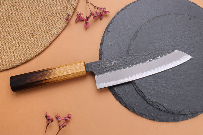 Couteau santoku 16,5cm japonais artisanal Yuzo Black AS chêne brûlé