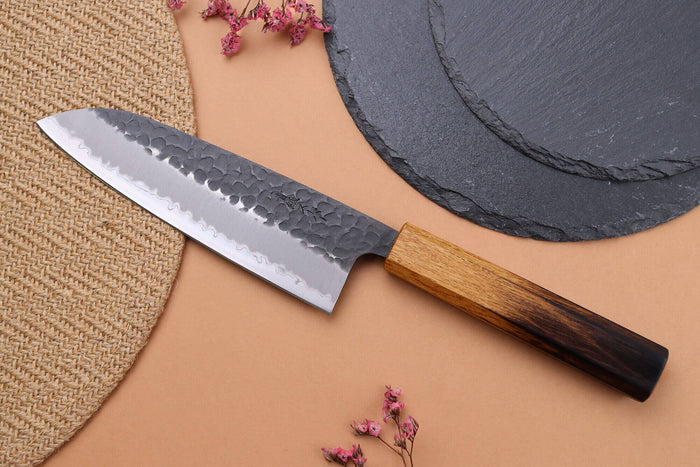Couteau santoku 16,5cm japonais artisanal Yuzo Black AS chêne brûlé