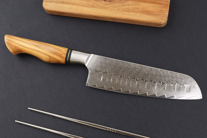 Couteau santoku alvéolé 18cm Ryda Knives ST650 Damas et manche en olivier