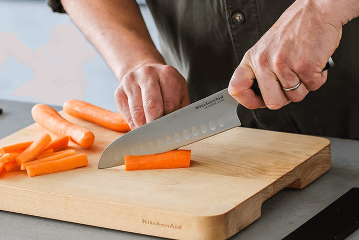 Couteau santoku alvéolé Kitchen Aid Gourmet lame en acier japonais 18cm + étui