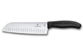 Couteau santoku alvéolé Victorinox SwissClassic 17cm noir sur carte