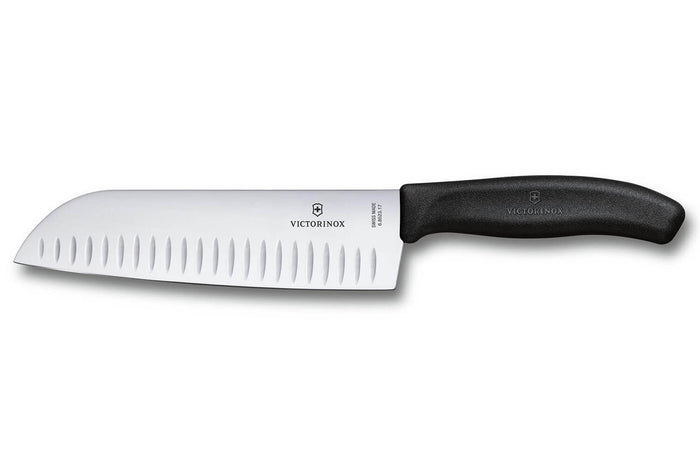 Couteau santoku alvéolé Victorinox SwissClassic 17cm noir sur carte