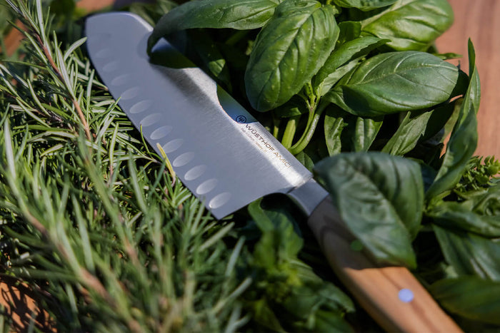 Couteau Santoku alvéolé Wüsthof Amici forgé 17cm en bois d'olivier